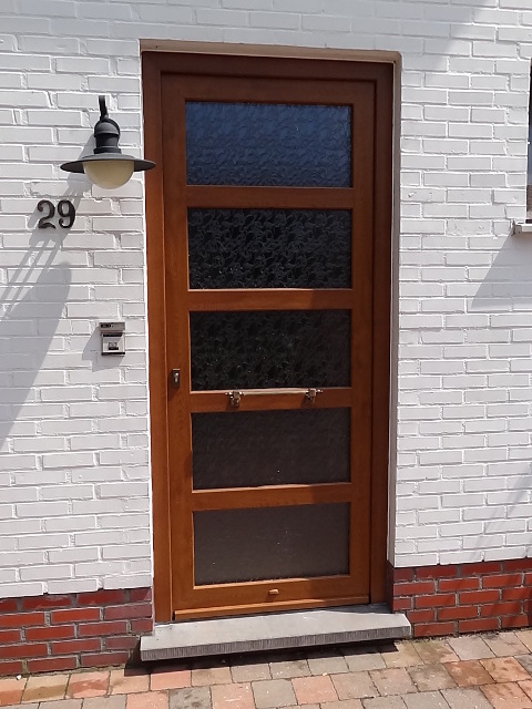 PVC deur met houtdecor en structuurglas