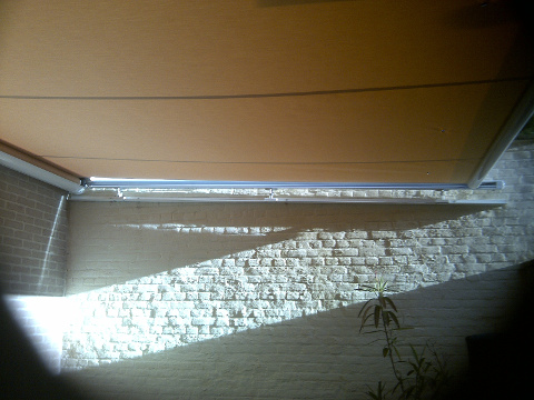 Verandazonwering tussen 2 muren geplaatst