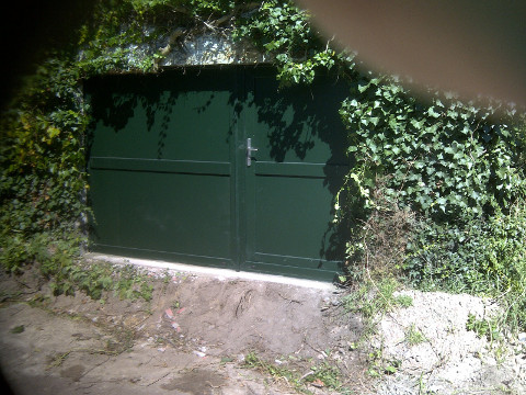 PVC deur en vaste wand in tuinberging